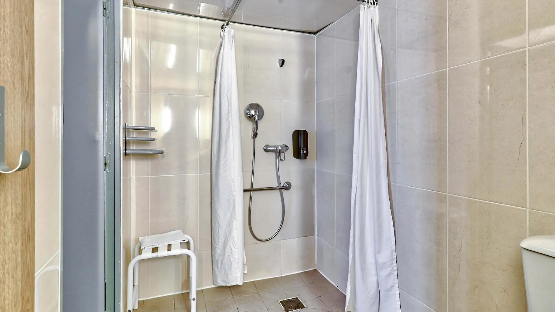 B&B Hotel Clermont-Ferrand Le Brezet Aeroport
