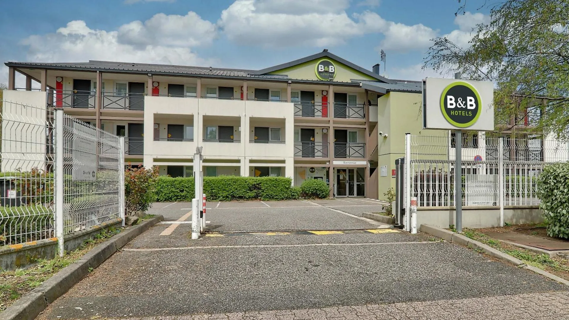 B&B HOTEL Clermont-Ferrand Le Brézet Aéroport 2*,  France